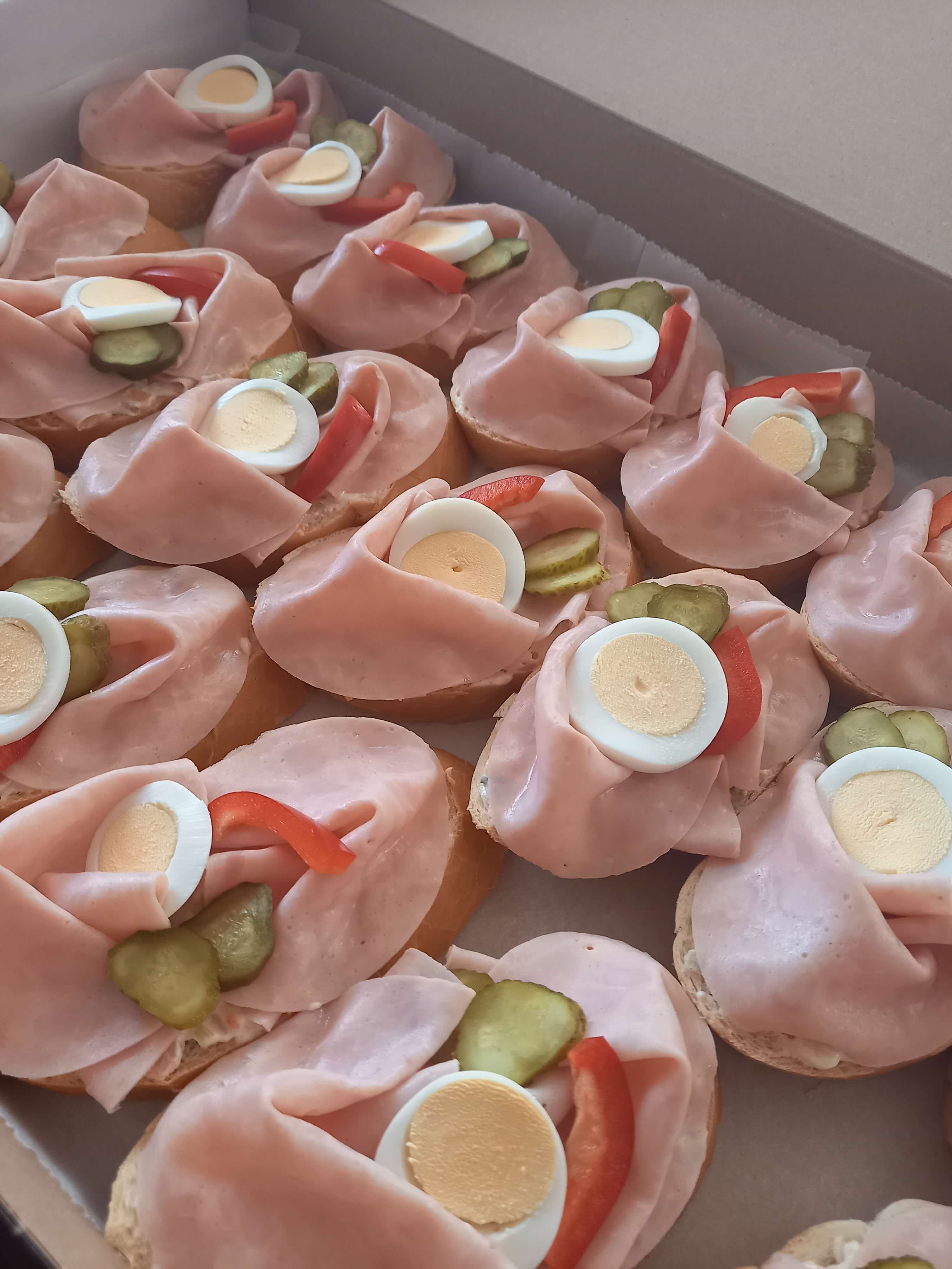 Chlebíčky.  Šunka.