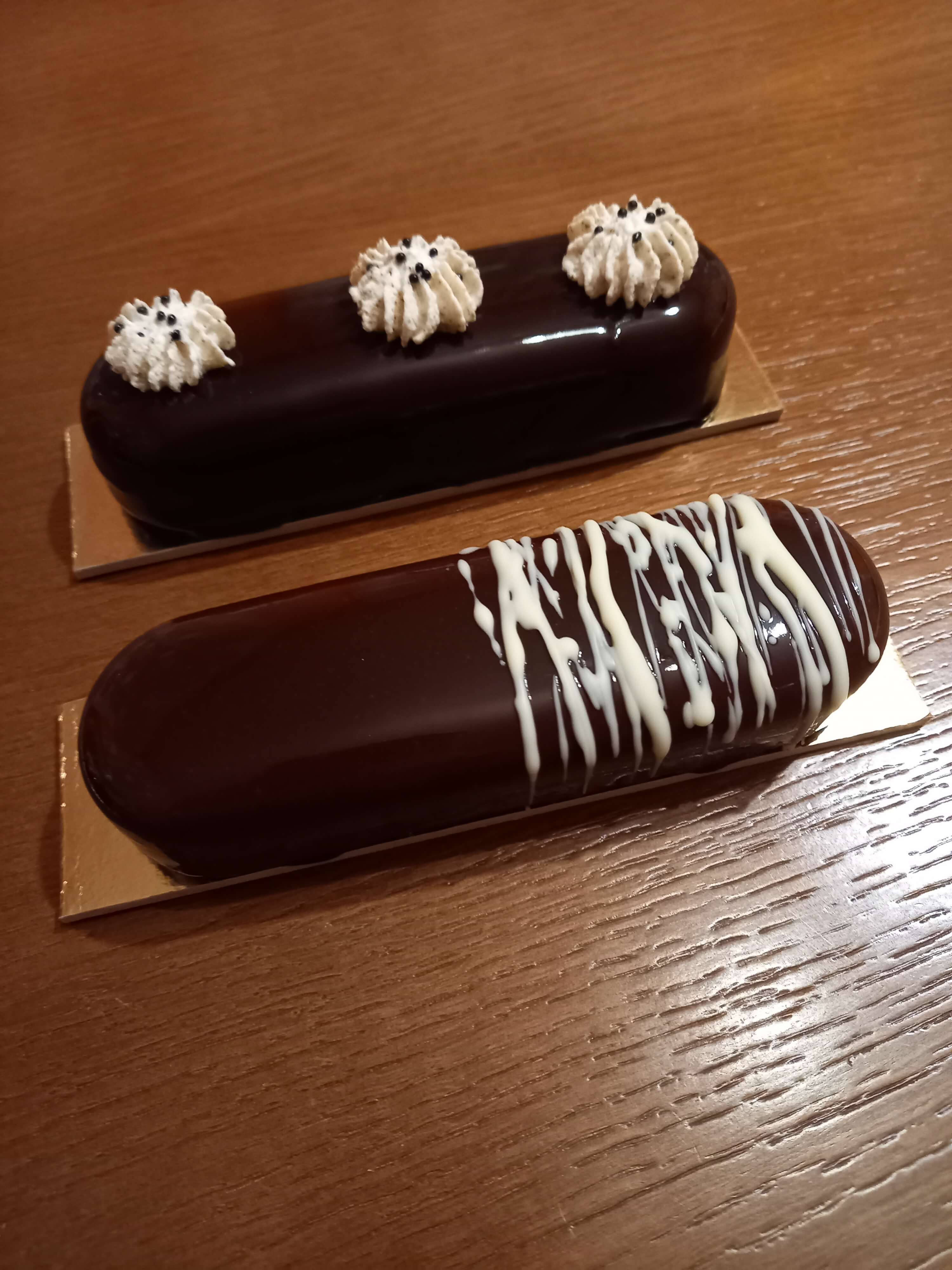 Eclairs.  Káva