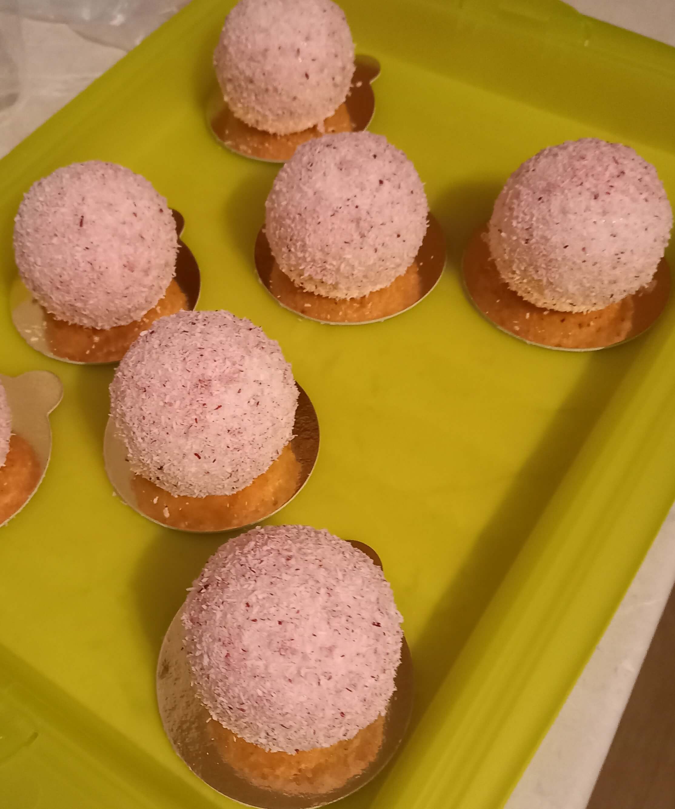 Kokosové koule.  Růžový kokos